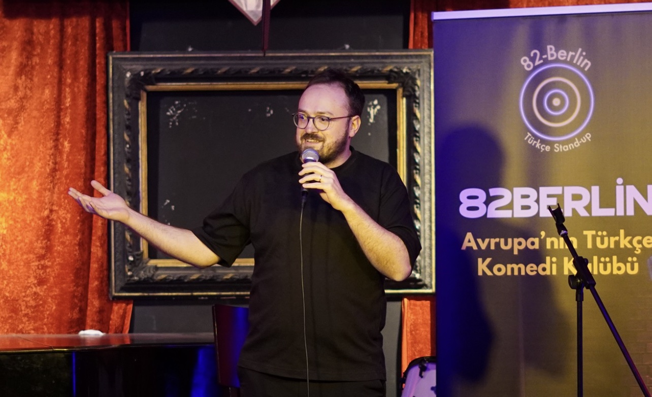 Serdar Nalçakar 82Berlin sahnesinde